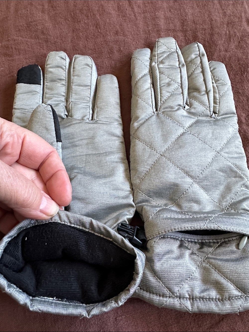 Eddie Bauer Quilted Silver Warm Gloves. 2 Hidden zip pockets & Touchscreen tech - Picture 9 of 16